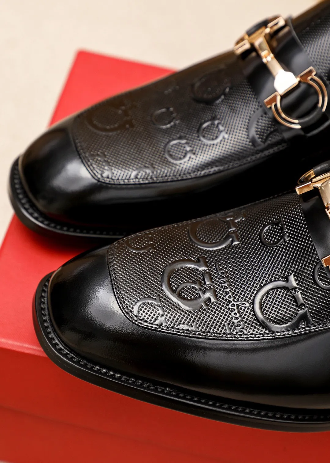 Men's shoes 💰460 💐 Product trademark: Ferragamo "Ferragamo" casual leather shoes Regular size: 38-44 (45.46🉑️customized) Product materials: Selected imported first-layer open-edge beaded cowhide floral upper + luxury hardware buckle, imported water-dyed cowhide leather lining. Strong three-dimensional visual effect, original rubber outsole Color: 1⃣️color optional